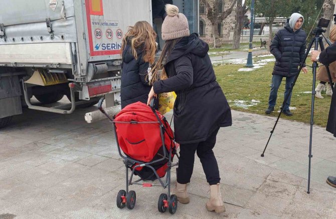 Deprem Bölgesi İçin Tek Yürek Oldular: Bebek Arabasıyla Bile Yardım Taşıdılar
