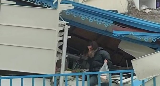 Canlarını Hiçe Sayıp Depremde Çöken Markete Girdiler,