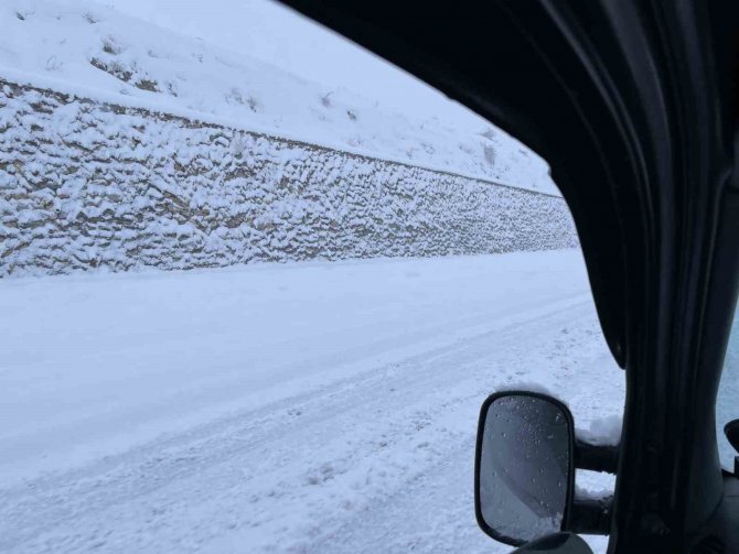 Tatvan’da Yolda Mahsur Kalanları Afet Bölgesine Giden Afad Ekibi Kurtardı