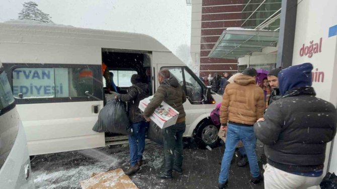 Tatvan’dan Deprem Bölgesine Yardım Eli