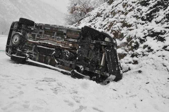 Bolu’da Kar Sebebiyle 3 Araç Zincirleme Kazaya Karıştı