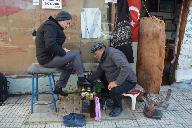 Yaz Kış Demeden 55 Yıldır Kaldırımda Ayakkabı Boyuyor