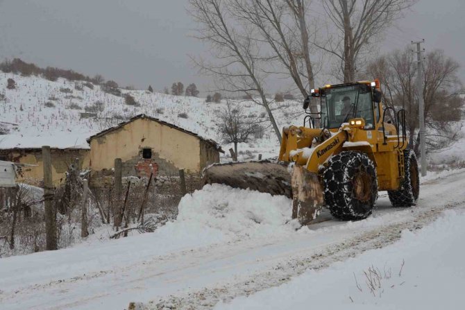 Bozüyük’te Kar Temizleme Çalışmaları Devam Ediyor