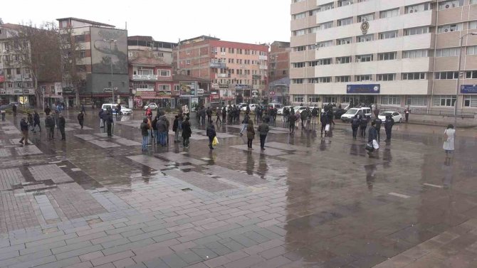 7,6’lık Deprem Kırıkkale’de Hissedildi: Vatandaşların Meydana Toplanma Anı Kamerada