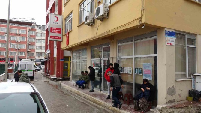Burdurlular Depremzedelere Yardım İçin Koştu