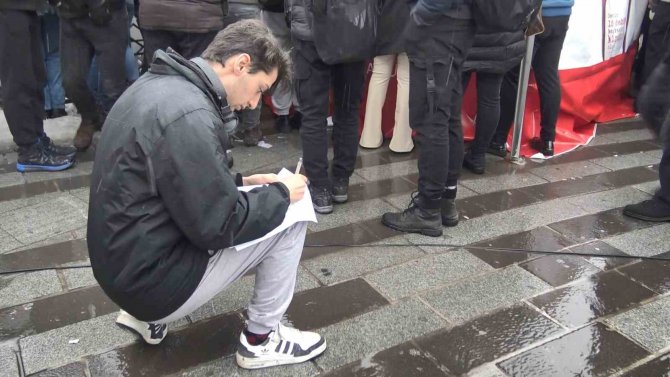 Depremde Yaralananlara Kan Vermek İsteyenler Kızılay’a Koştu