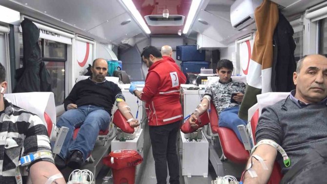 Depremde Yaralananlara Kan Vermek İsteyenler Kızılay’a Koştu