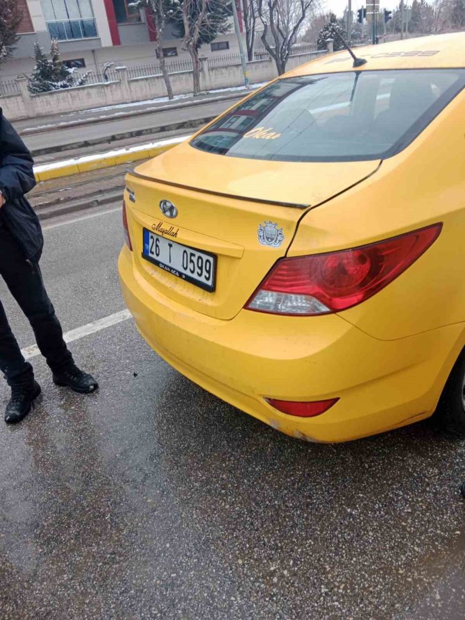 Duramayan Tofaş Marka Araç, Işıklarda Bekleyen Otomobile Çarptı
