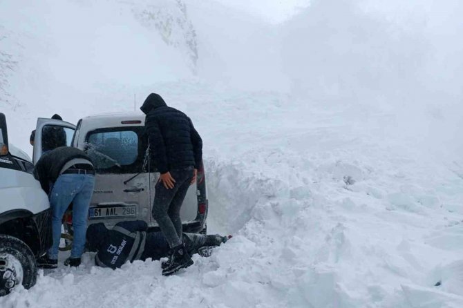 Ardahan-artvin Karayolu Üzerindeki Sahara Geçidi’ne Çığ Düştü: İ̇ş Makinesi Kar Altında Kaldı