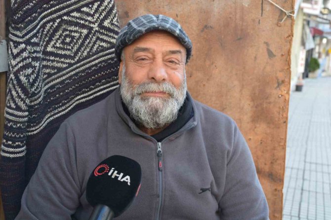 Yaz Kış Demeden 55 Yıldır Kaldırımda Ayakkabı Boyuyor