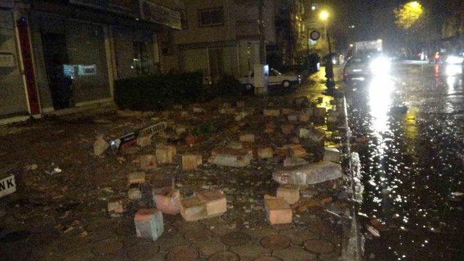 Kozan’da Vatandaşlar Pazar Yeri Ve Kapalı Spor Salonunda Toplandı