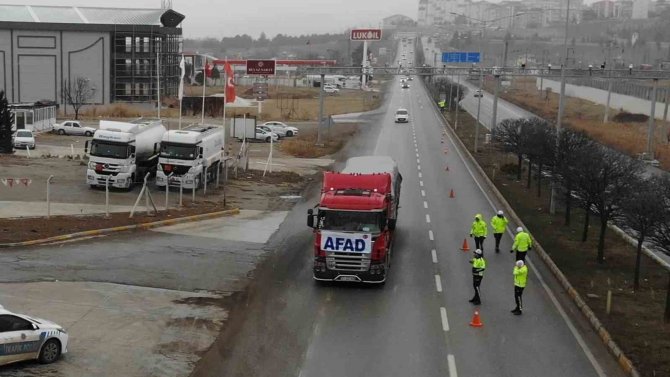 43 İlin Geçiş Güzergahında Kar Alarmı: Afad Yardım Tırlarının Dışındaki Ağır Tonajlı Araçlar Bekletildi