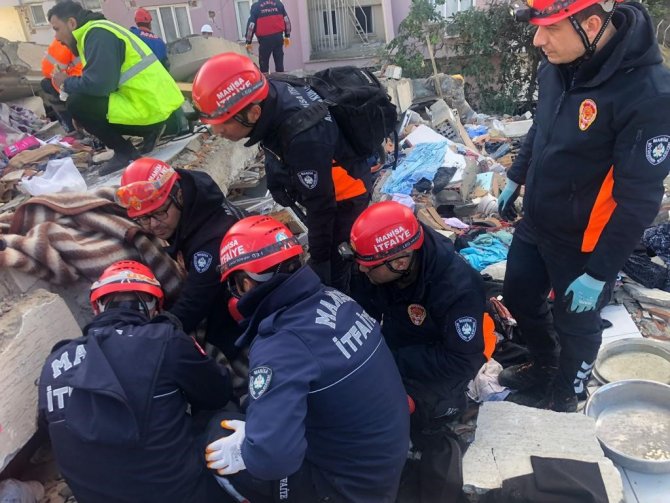 Manisa İ̇tfaiyesi Kurtarma Çalışmalarına Başladı