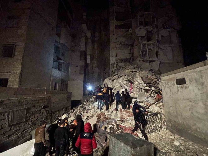 İ̇dlib’te Arama Kurtarma Çalışmaları Devam Ediyor