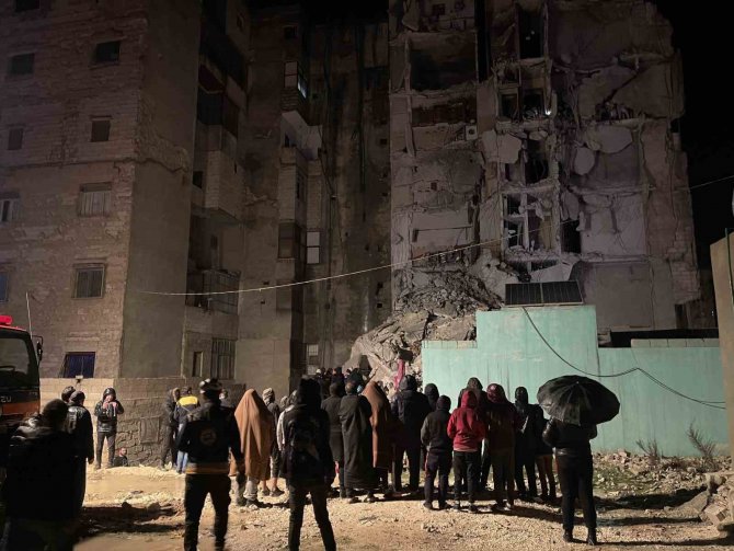 İ̇dlib’te Arama Kurtarma Çalışmaları Devam Ediyor