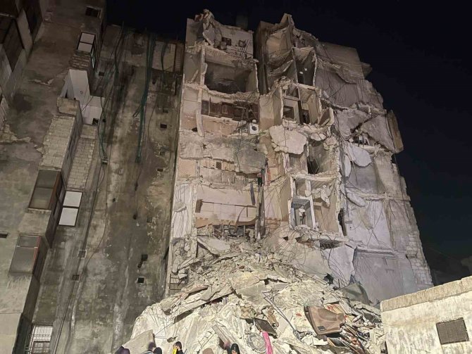 İ̇dlib’te Arama Kurtarma Çalışmaları Devam Ediyor