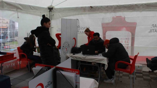 Deprem Sonrası Vatandaşlar Kan Bankalarına Koştu