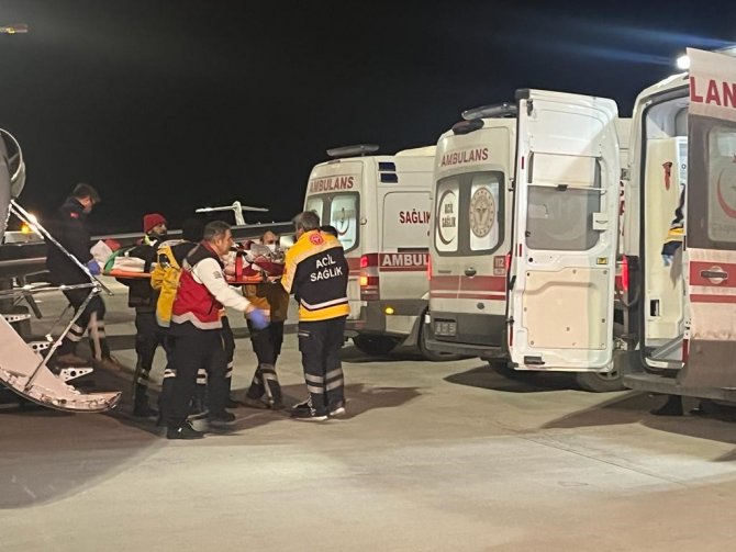 Depremde Yaralanan 4 Kişi Ambulans Uçakla Ankara’ya Getirildi