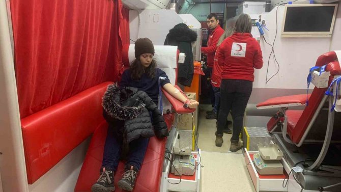 Depremde Yaralananlar İçin Kan Vermek İsteyen Vatandaşlar Uzun Kuyruklar Oluşturdu