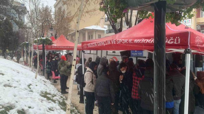 Depremde Yaralananlar İçin Kan Vermek İsteyen Vatandaşlar Uzun Kuyruklar Oluşturdu