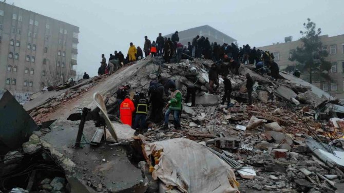 Depremde Yıkılan Binalarda Arama Kurtarma Çalışmaları Sürüyor