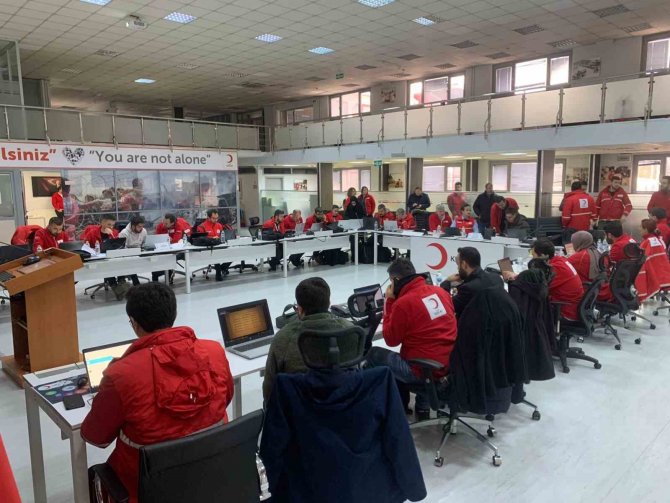 Kızılay Depremzedelere Destek İçin Ekiplerini Seferber Etti