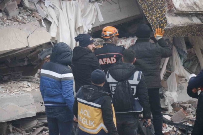 Gün Ağardı, 7 Katlı Apartmanın Enkazı Ortaya Çıktı