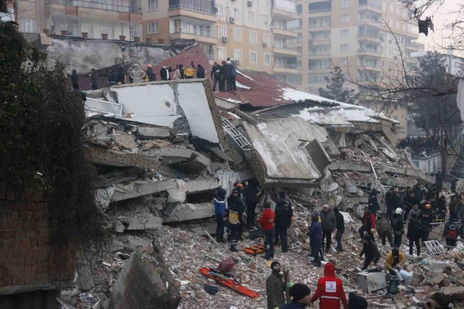 Gün Ağardı, 7 Katlı Apartmanın Enkazı Ortaya Çıktı