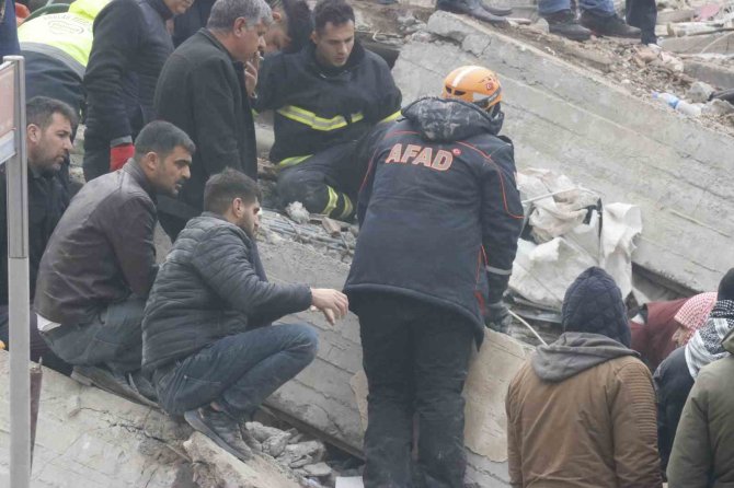 9 Katlı Binanın Enkazında Arama Çalışmaları Devam Ediyor