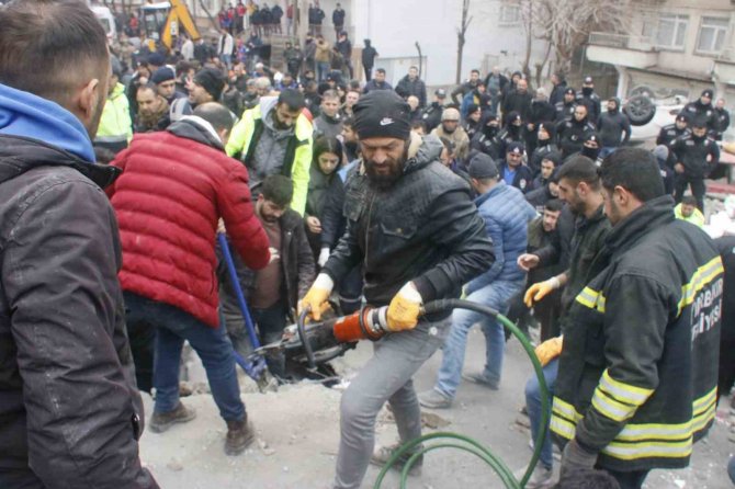 9 Katlı Binanın Enkazında Arama Çalışmaları Devam Ediyor