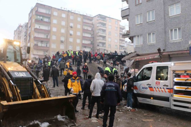 Diyarbakır’da 2 Kişinin Öldüğü 106 Kişinin Yaralandığı İş Merkezinin Çökme Anı Kamerada