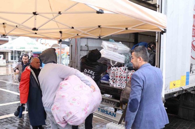 Düzceliler 7’den 70’e Yardıma Koştu