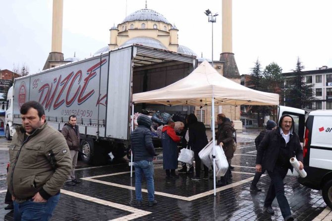 Düzceliler 7’den 70’e Yardıma Koştu