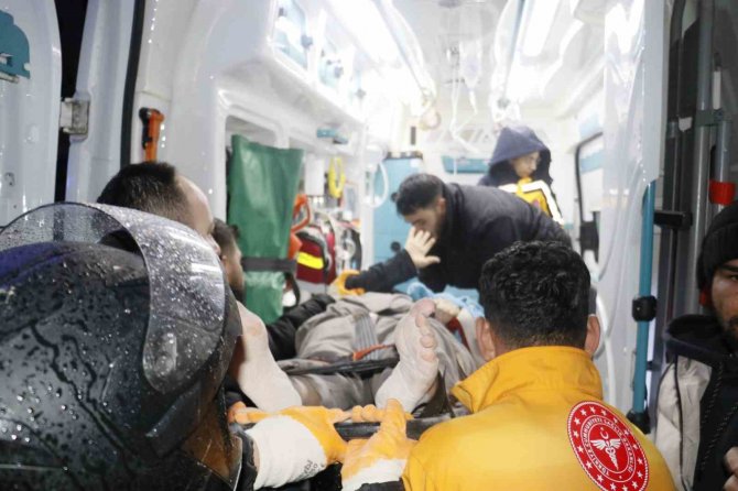 Adana’da Yıkılan Binalardan Kurtarılma Çalışması Sürüyor