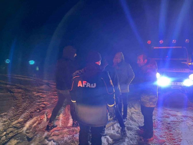 Erzincan’da Karda Mahsur Kalan 3 Kişi Kurtarıldı