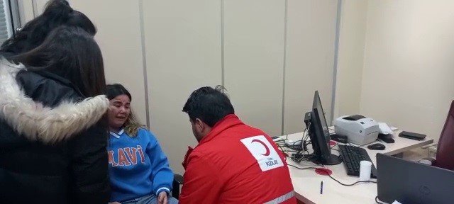 Kan Vermeye Gittiği Merkezde Evinin Yıkıldığını Öğrendi