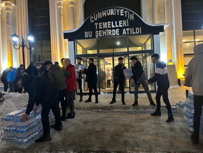 Dadaşlar Kısa Sürede Topladığı 3 Tır Yardım Malzemesini Depremzedeler İçin Yola Çıkarttı