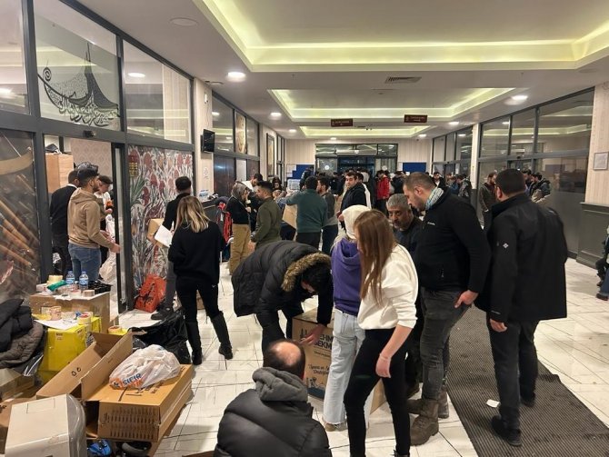 Dadaşlar Kısa Sürede Topladığı 3 Tır Yardım Malzemesini Depremzedeler İçin Yola Çıkarttı