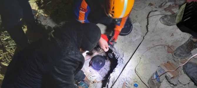 Enkaz Altında Canla Başla Çalışan Ekiplerden Yüreklere Su Serpen Haberler Gelmeye Devam Ediyor