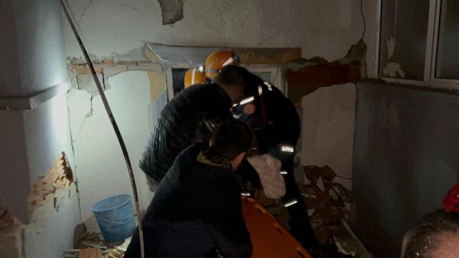 Enkaz Altında Canla Başla Çalışan Ekiplerden Yüreklere Su Serpen Haberler Gelmeye Devam Ediyor