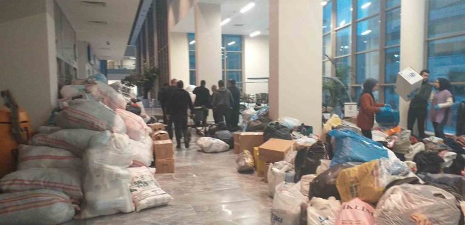 Erzurum Şehir Hastanesi’nde Görevli 14 Doktor, 26 Hemşire Ve Sağlık Çalışanı Deprem Bölgesine Gönderildi