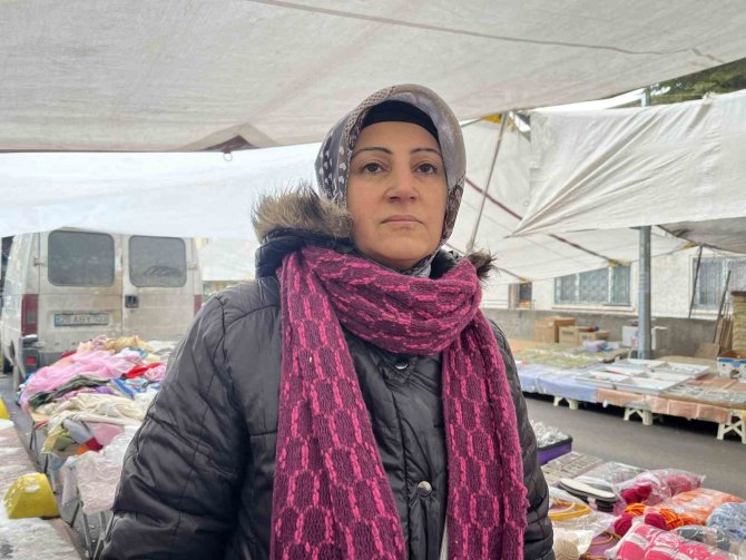 Pazarcı Kadınlar Deprem Bölgesine Yardım Göndermek İçin Bir Araya Geldi