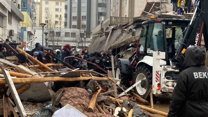 Enkaz Altından Ses Gelince Ekipler Pür Dikkat Kesildi