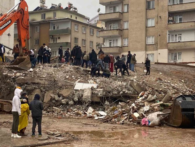 3 Çocuğu Ve Eşiyle 4. Kattan Zemine Kadar Düşen Daireden Sağ Kurtuldu