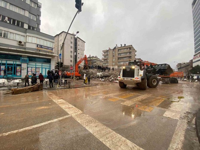3 Çocuğu Ve Eşiyle 4. Kattan Zemine Kadar Düşen Daireden Sağ Kurtuldu
