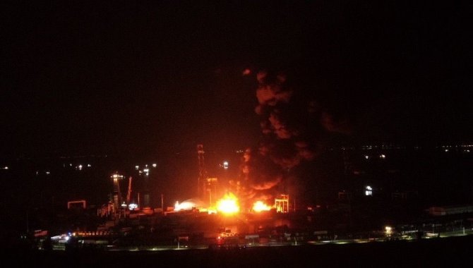 İ̇skenderun’da Limanda Deprem Sonrası Başlayan Yangın Devam Ediyor