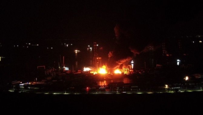 İ̇skenderun’da Limanda Deprem Sonrası Başlayan Yangın Devam Ediyor