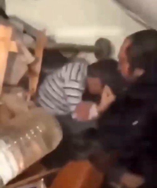 Hatay’da Depremde Yıkılan Apartmandan Bir Aile Böyle Kurtarıldı
