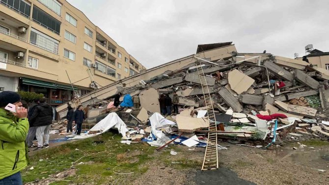 İ̇skenderun’da 20’nin Üzerinde Bina Yıkıldı