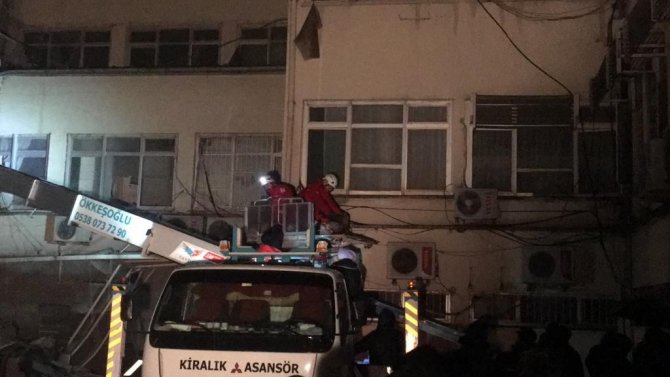 Depremde Zarar Gören Hastanede Mahsur Kalan Hemşire Ve Hastalar Kurtarıldı
